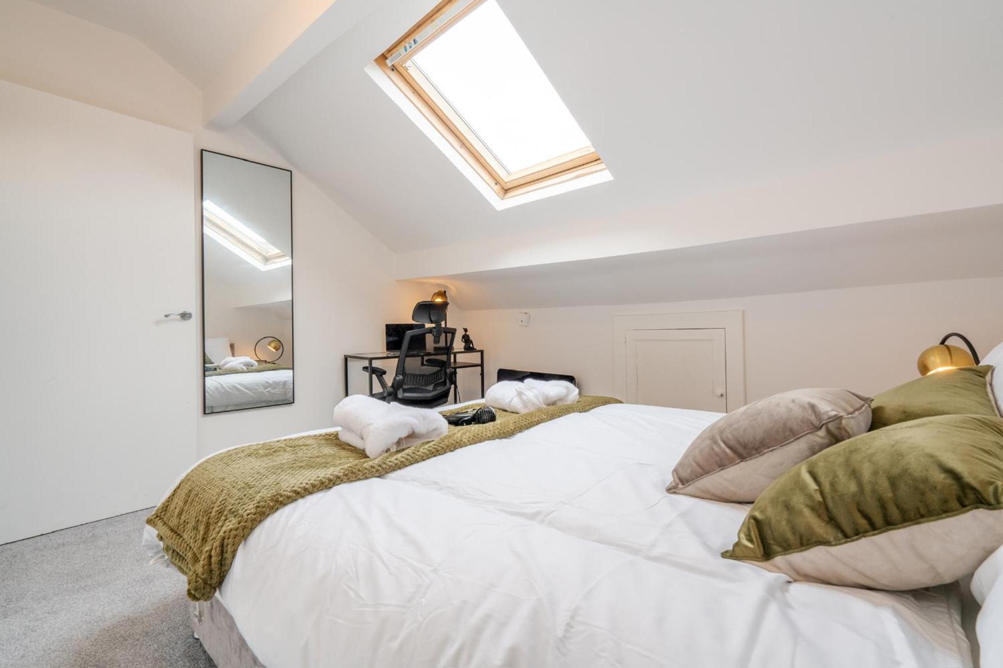 Stunning 2 Bedroom In City Centre - Sleeps 6 Apartment