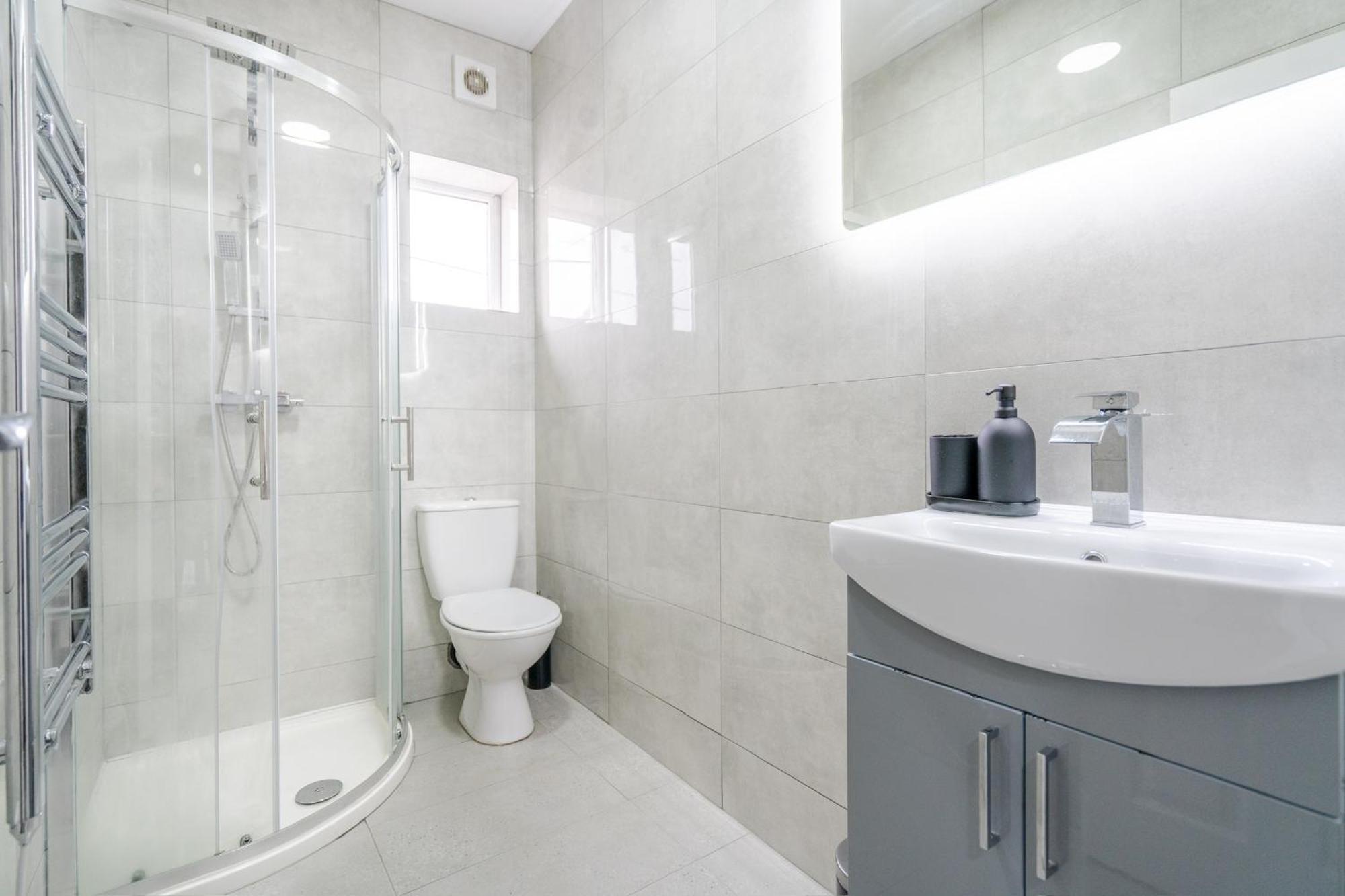 Stunning 2 Bedroom In City Centre - Sleeps 6 Apartment *