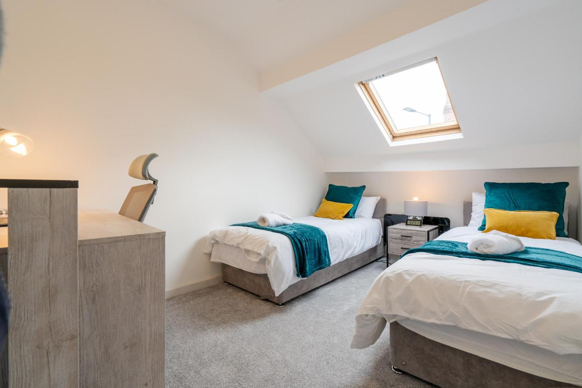 Stunning 2 Bedroom In City Centre - Sleeps 6 *